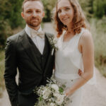 Hochzeitspaar steht nebeneinander und wurde Fotografiert von einem Hochzeitsfotografen Nik