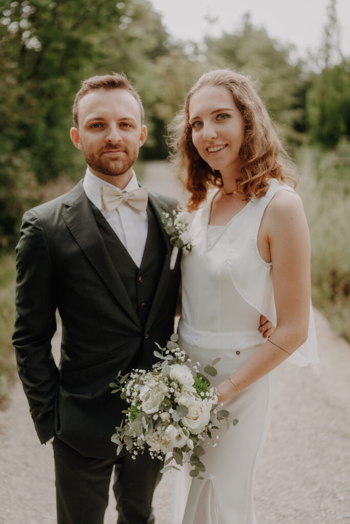 Hochzeitspaar steht nebeneinander und wurde Fotografiert von einem Hochzeitsfotografen Nik