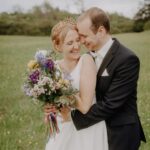 Hochzeitspaar auf Wiese, umarmen sich, Fotografiert von Hochzeitsfotograf in Metzingen, Reutlingen und Stuttgart