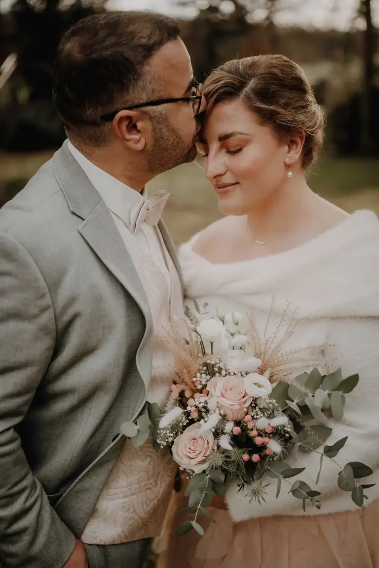 Hochzeitspaar Küssen sich vor der Stephanuskirche in Reutlingen